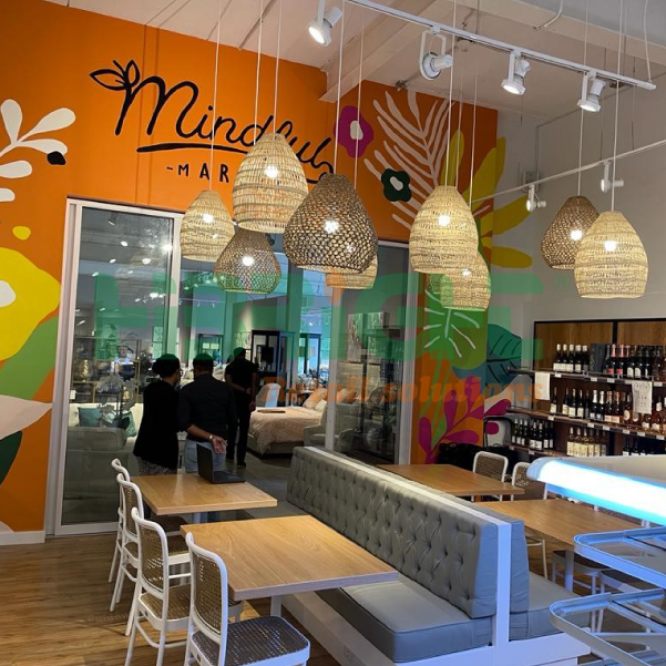 Ouvrez une boutique de boutique avec des stands d'affichage en bois personnalisés